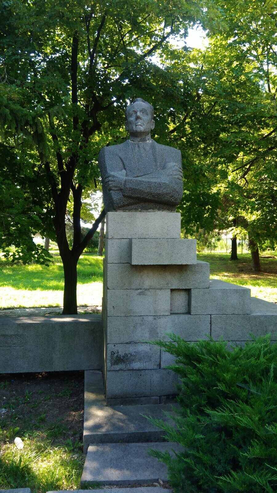 Бюст-паметник на Станьо Василев Попов - Нови пазар