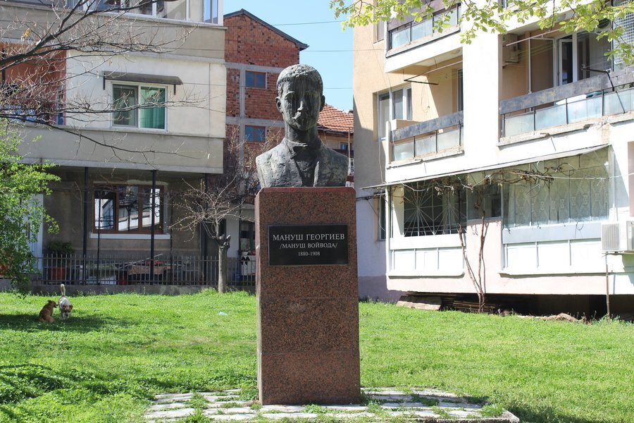 Паметник на Мануш Георгиев - Петрич