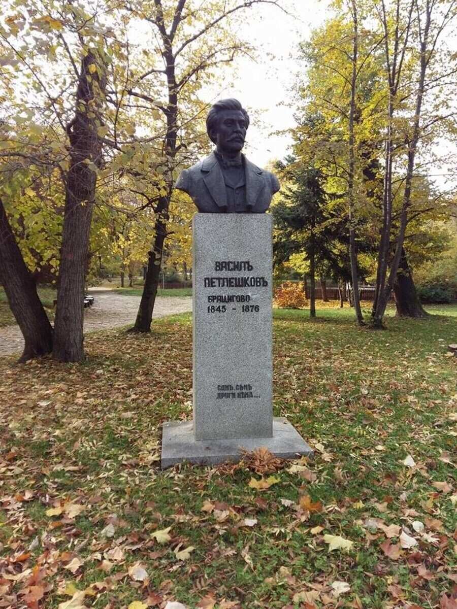 Бюст-паметник на Васил Петлешков - София
