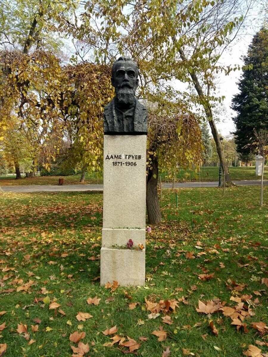 Бюст-паметник на Даме Груев - София