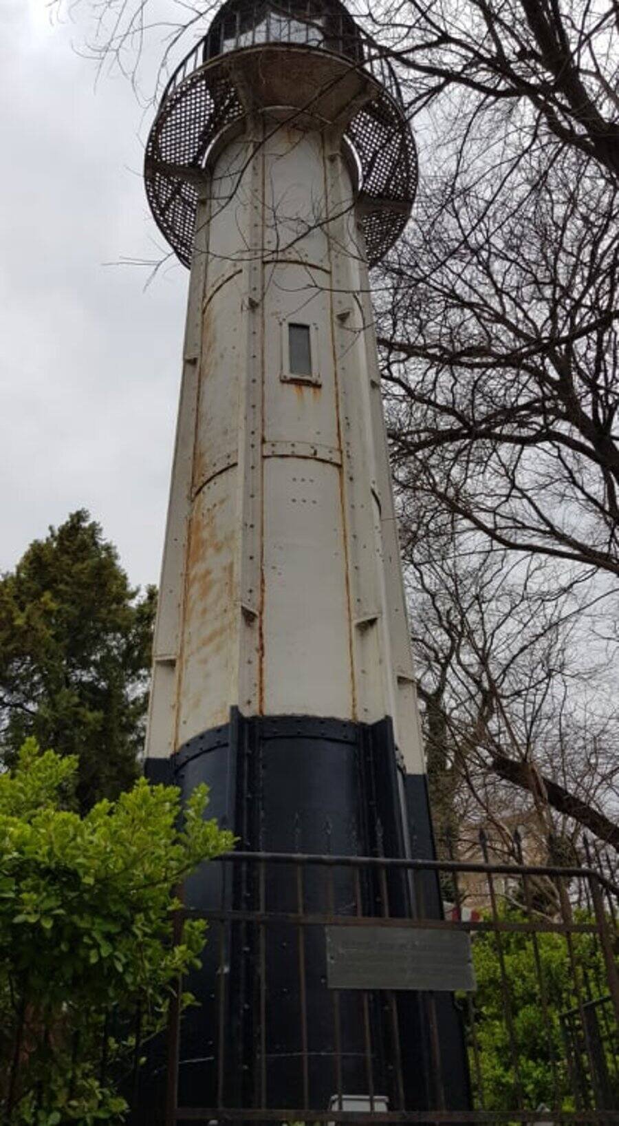 Входен фар от вълнолома на Варненското пристанище