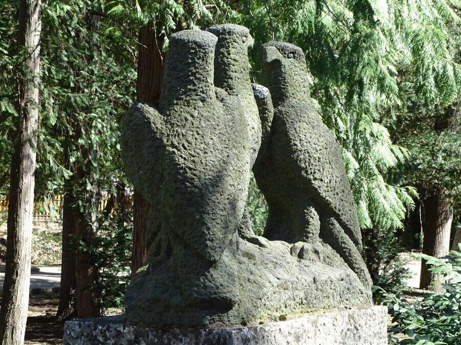 Скулптура "Трима братя, три сокола" - Банкя