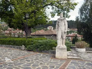 Паметник на Никола Караджов -  Клисура — Клисура