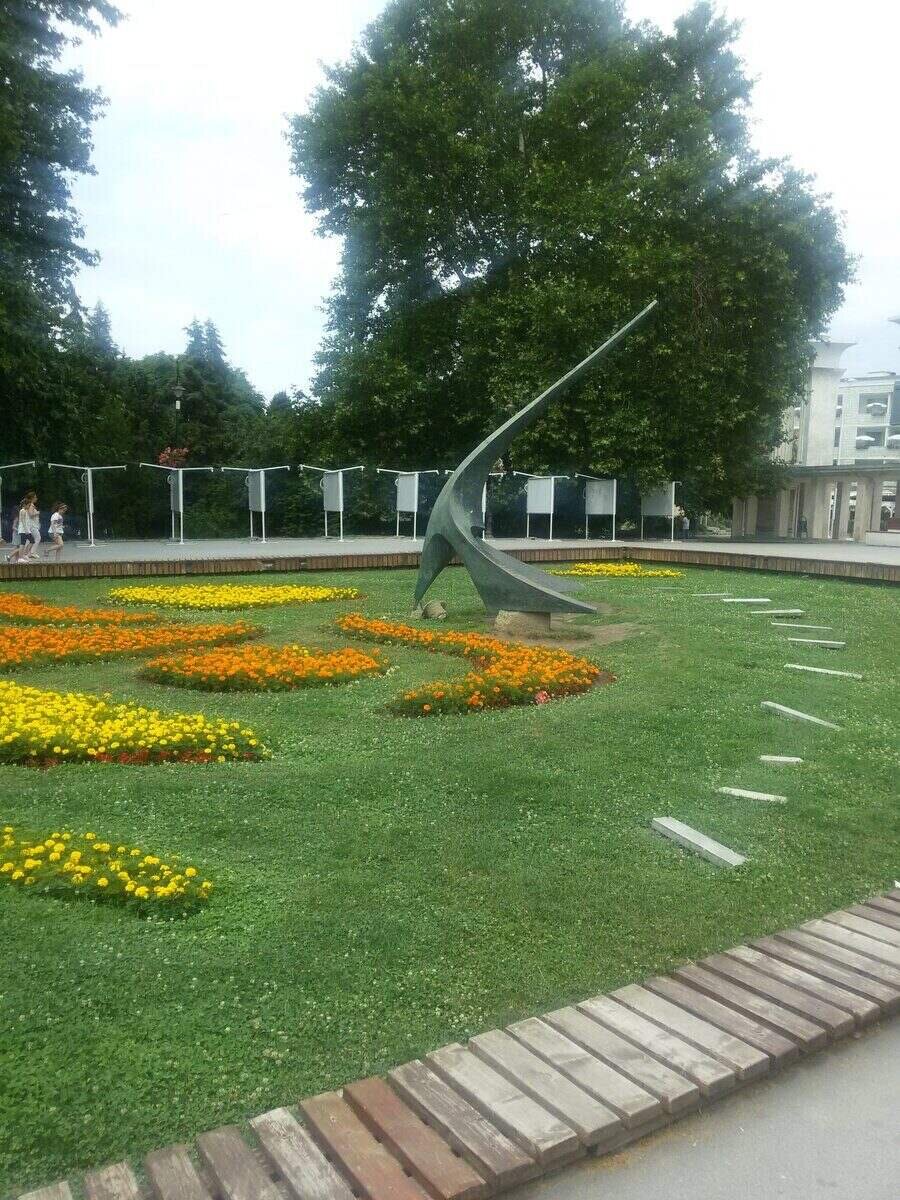 Слънчев часовник в Морската градина - Варна