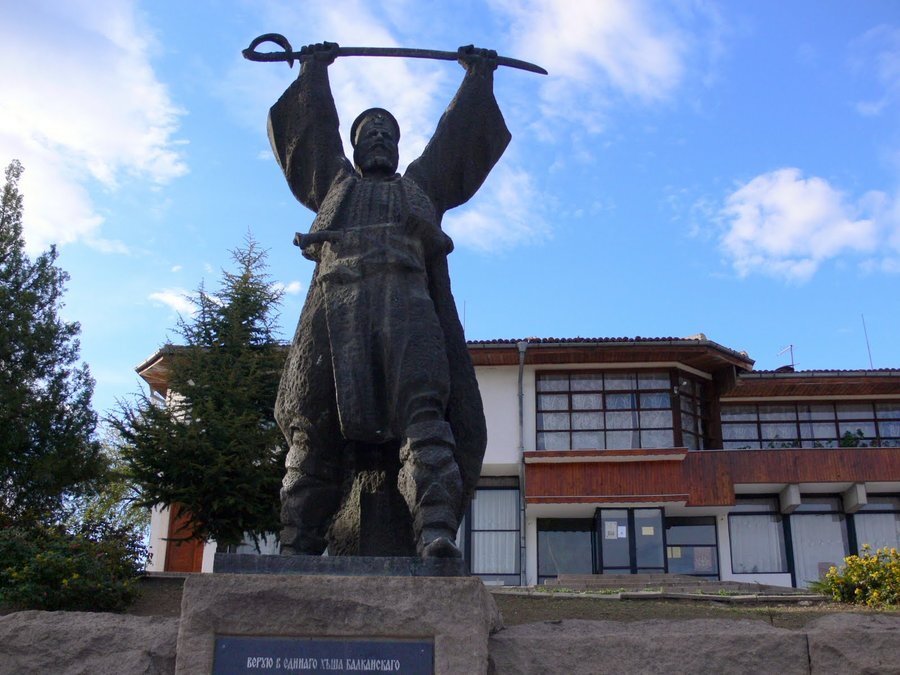 Паметник на Поп Груйо Бански - Баня