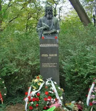 Паметникът на Отец Паиcий - Варна — Варна