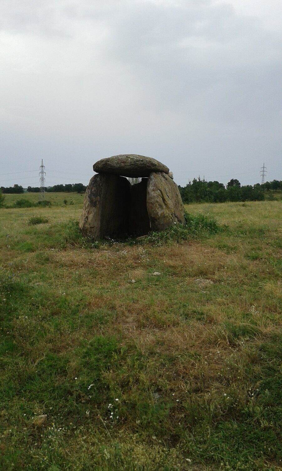 Долмен "Каменната къща" - Остър камък