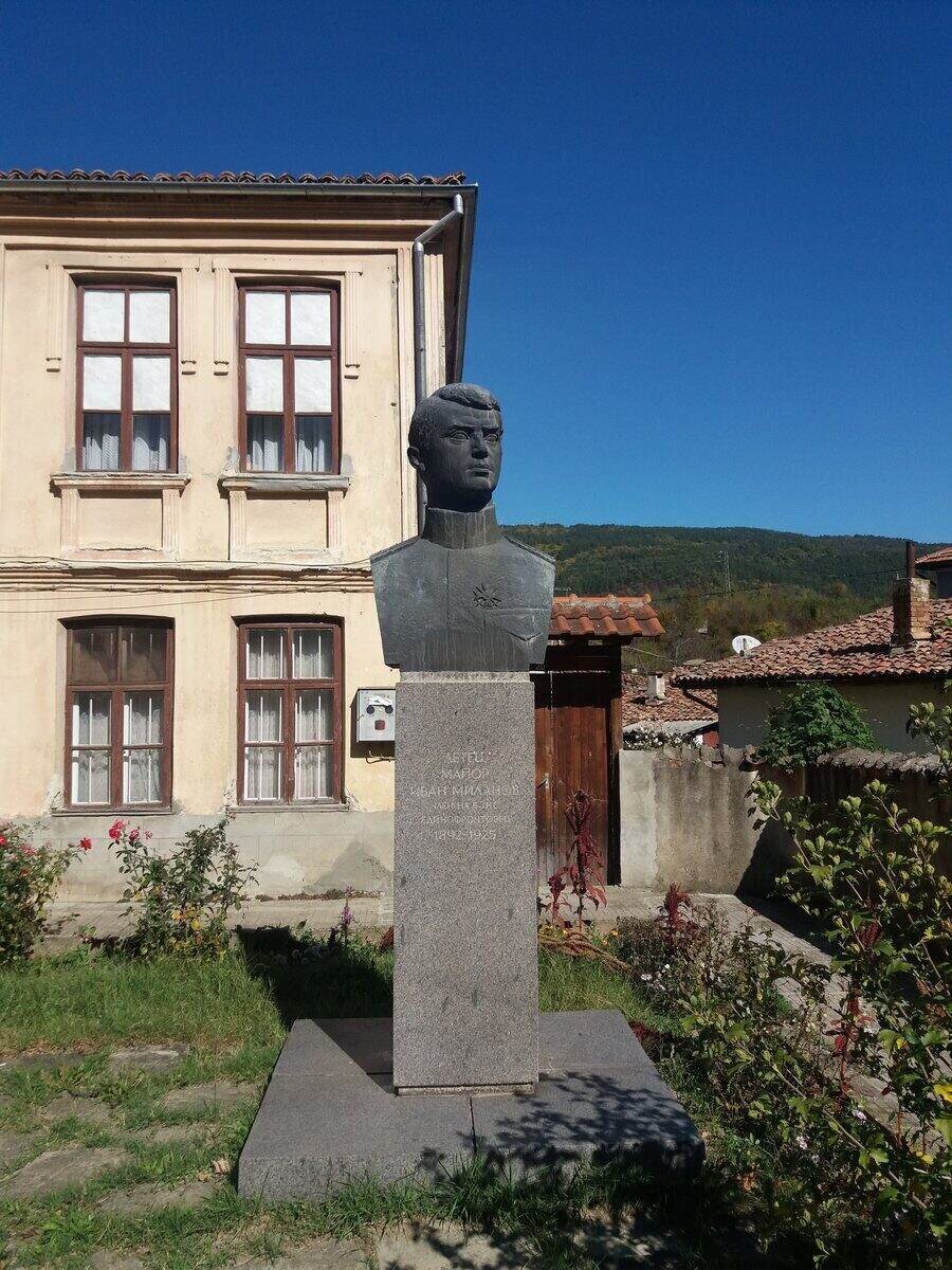 Бюст-паметник на Иван Миланов - Елена