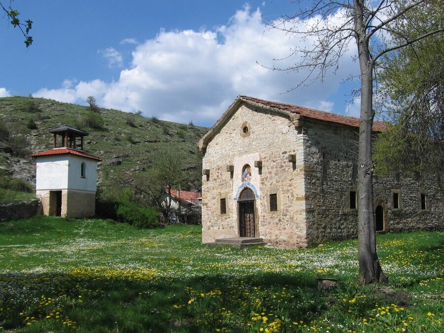 Черквата "Света Троица" - Комшица