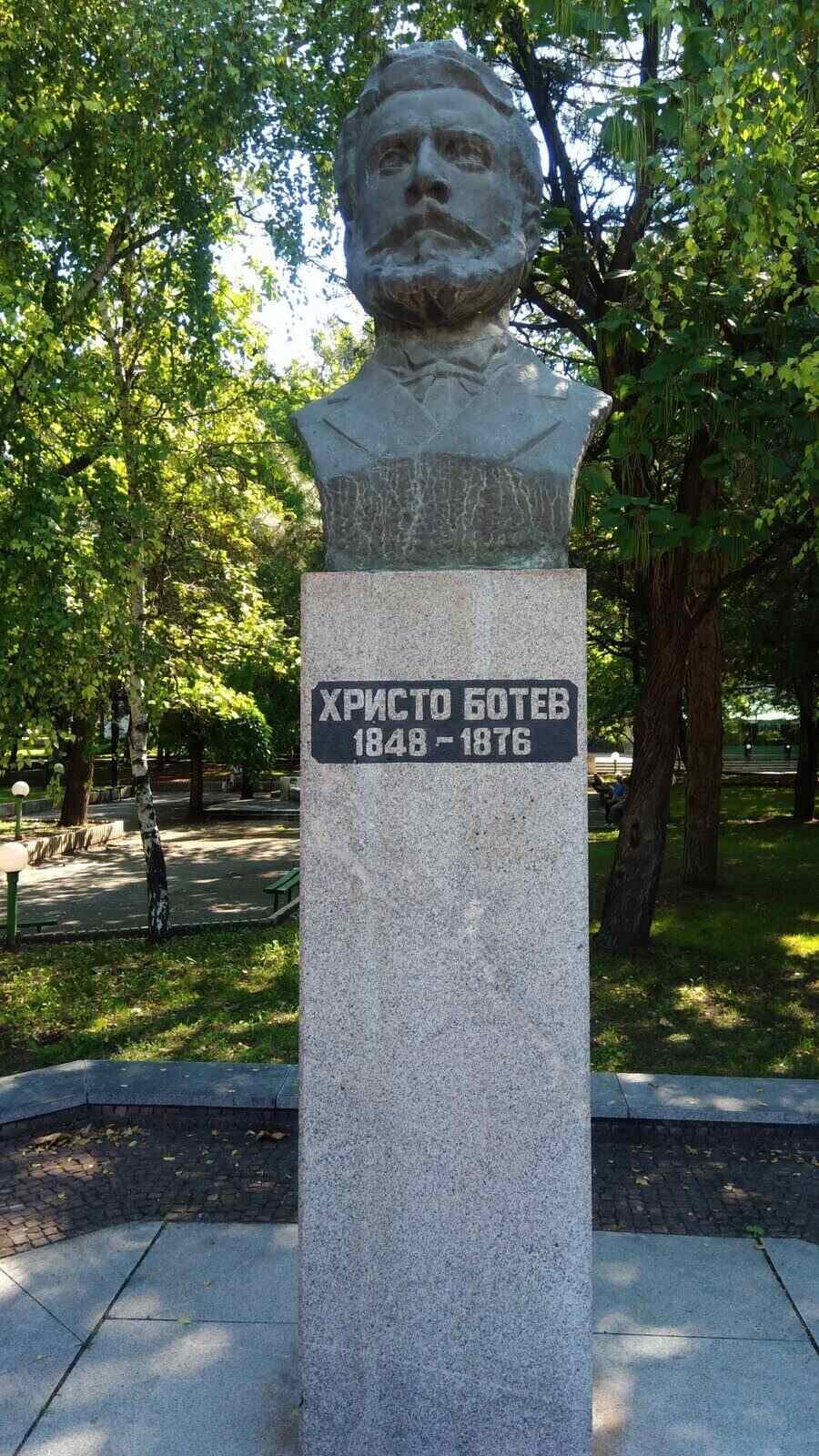 Бюст-паметник на Христо Ботев - Нови пазар