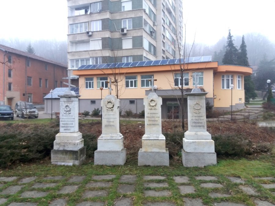 Паметник на капитан Бакеев и подпоручик Папанинов - Габрово