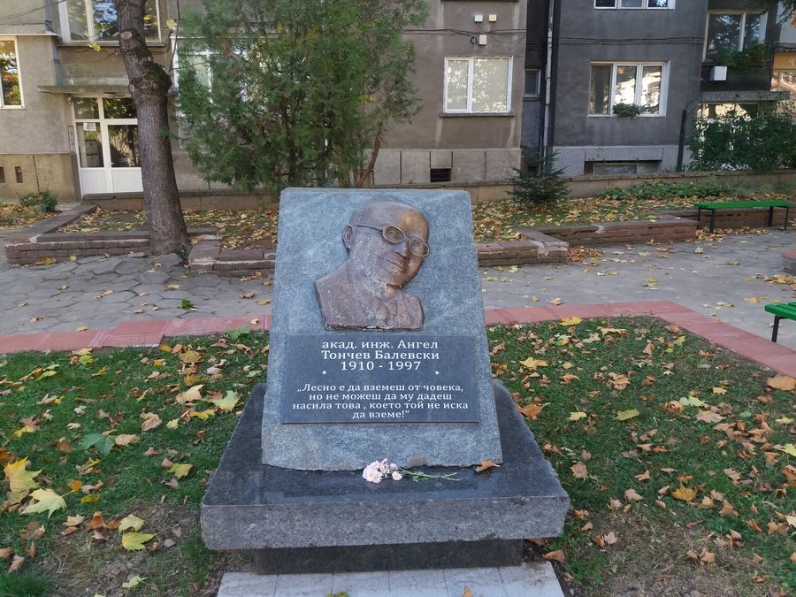 Паметник на Ангел Балевски - Троян