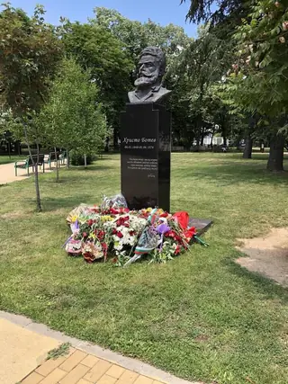 Бюст-паметник на Христо Ботев - Казанлък — Казанлък
