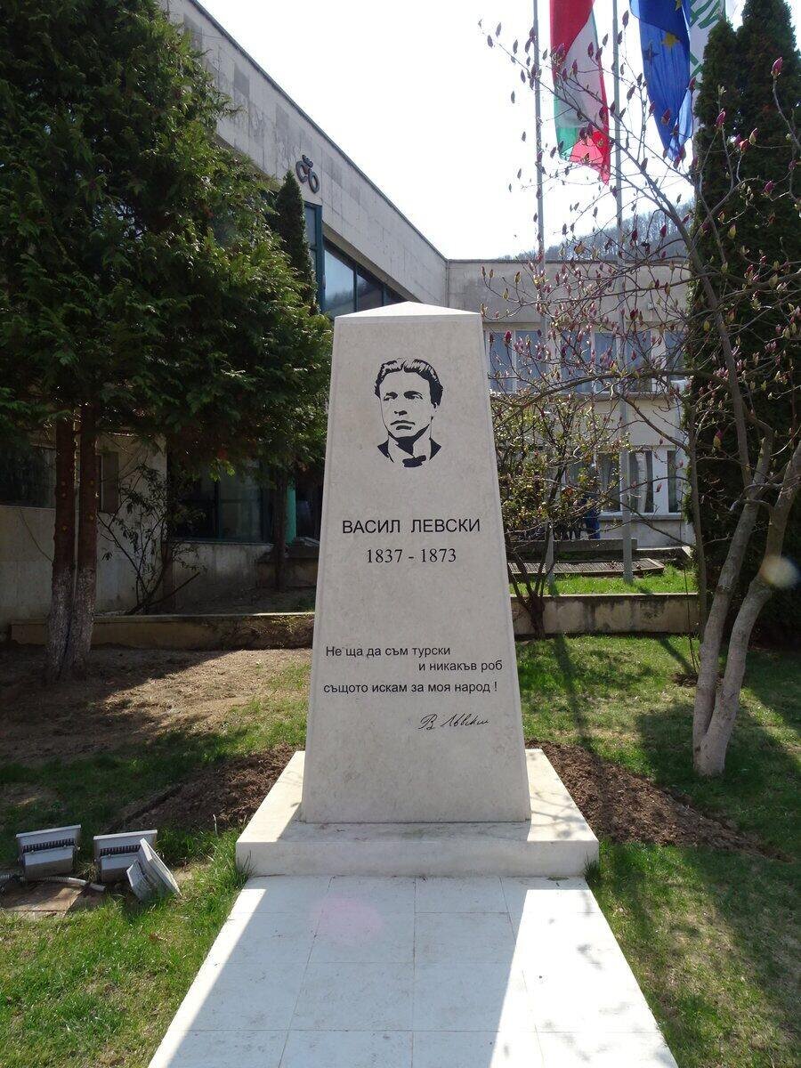 Паметник на Васил Левски - Своге