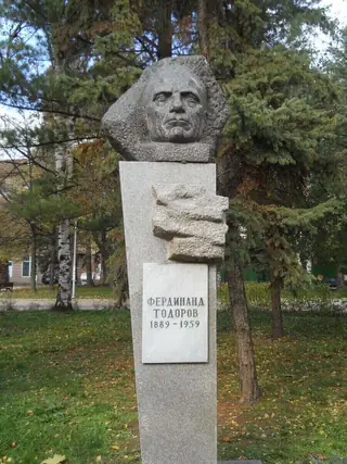 Бюст-паметник на Фердинанд Тодоров - Перник — Перник