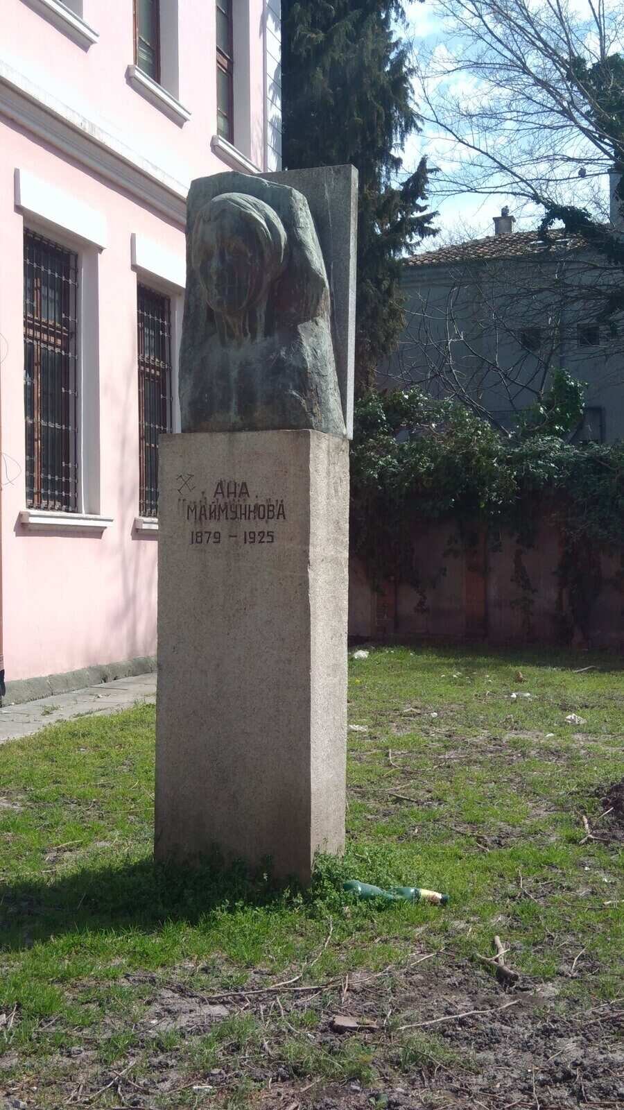 Паметник на Ана Май - Бургас