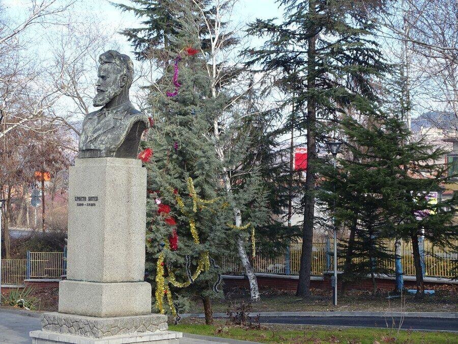 Бюст-паметник на Христо Ботев - гр. Кърджали