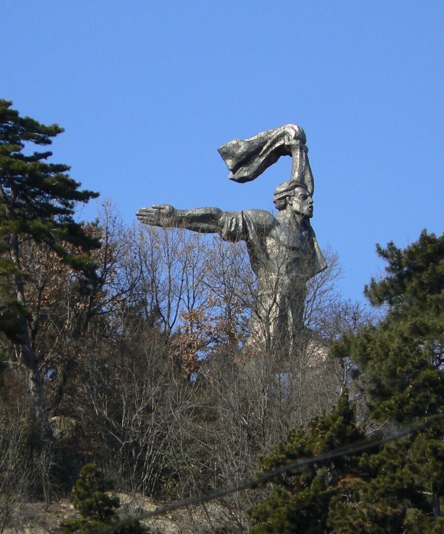 Паметник на Септемврийското въстание - Мъглиж