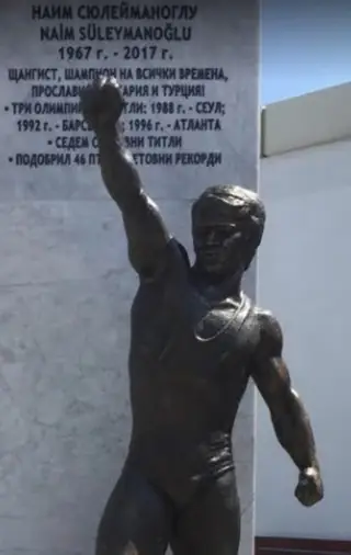 Паметник на Наим Сюлейманоглу - Момчилград — Момчилград