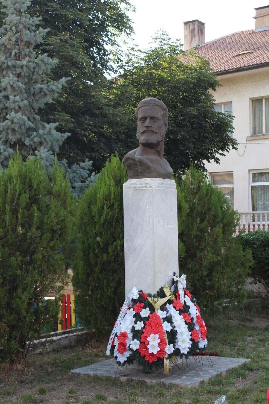 Паметник на Христо Ботев - Бобов дол
