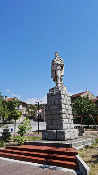 Паметник на загиналите партизани - с.Стоб — Стоб