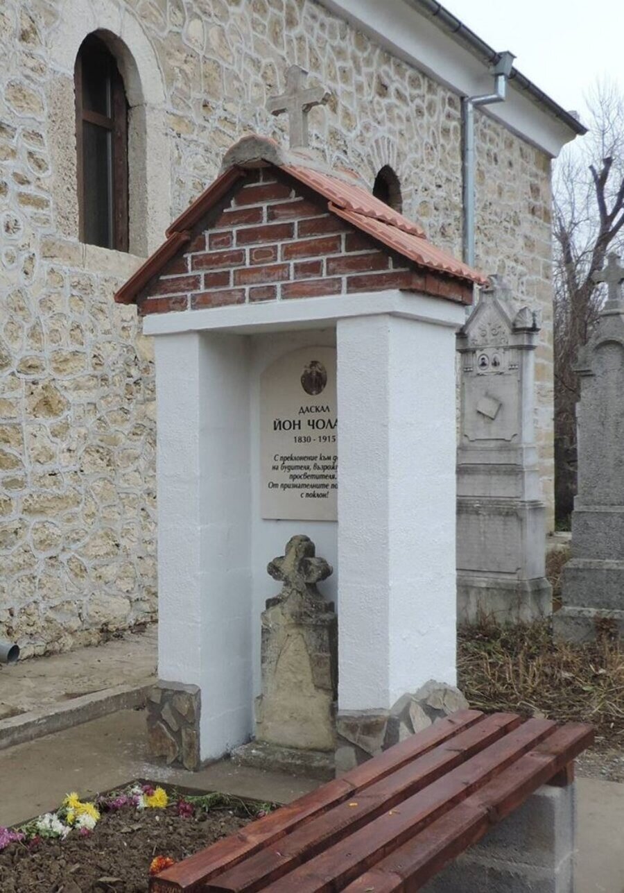Паметник на даскал Йон Чолака - Брегово