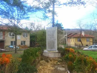 Паметник в почит към заналите във войните - с.Казачево — Казачево