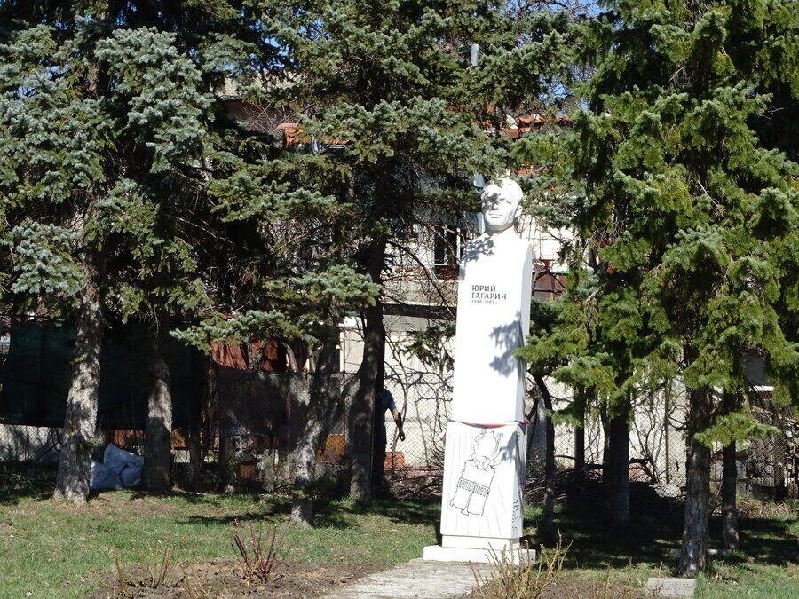 Бюст-паметник на Юрий Гагарин - Банкя