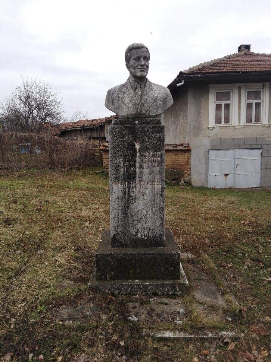 Паметник на Христо Козлев - Долна Оряховица