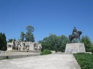 Паметник на Хан Аспарух - Исперих — Исперих
