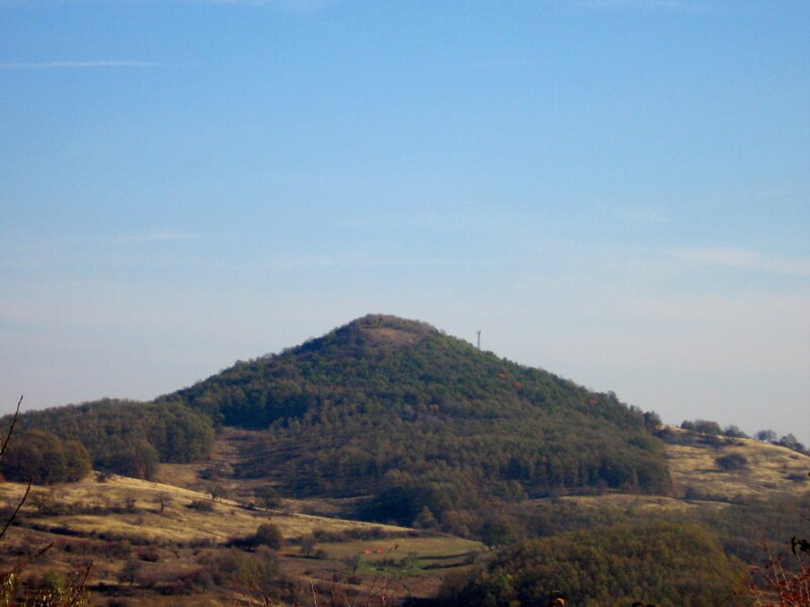 Пирамидообразен хълм Калето - с.Петко Славейков