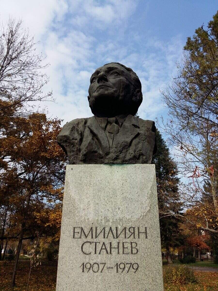 Бюст-паметник на Емилиян Станев - София