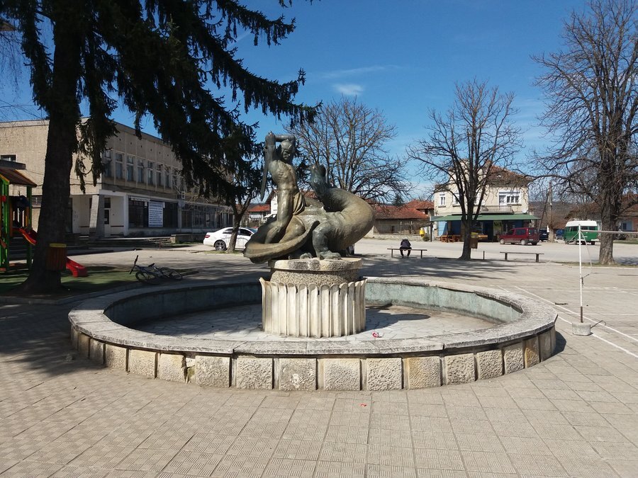 Фонтанът с войнът - с. Горна Росица