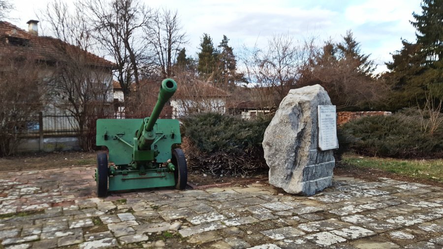 Паметник на загиналите в Отечествената война - с.Осиковица