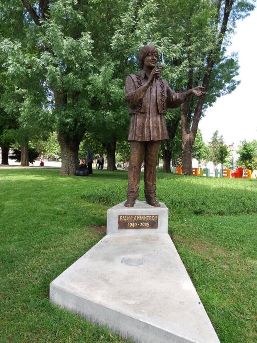 Паметник на Емил Димитров - Плевен