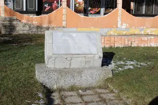 Паметна плоча за учредяването на комунистическа група в Брезник — Брезник