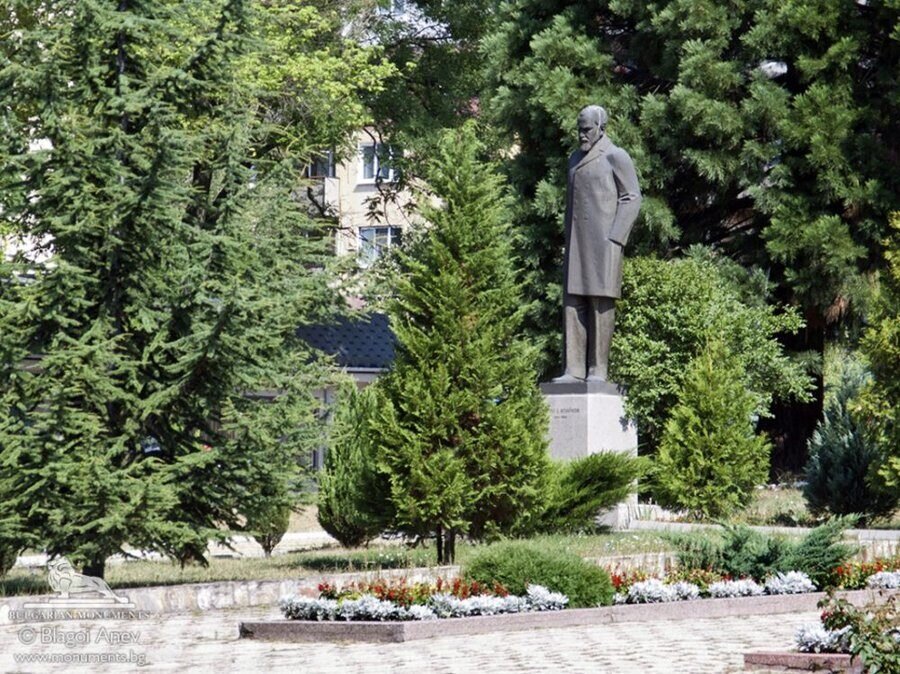 Паметник на Тодор Влайков - Пирдоп