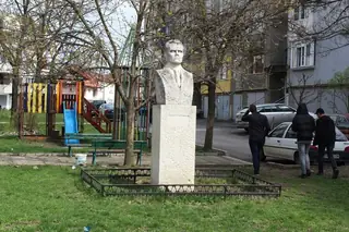 Паметник на Гаврил Генов - Мездра — Мездра