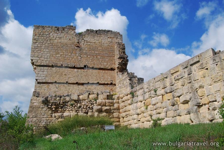Средновековен град-крепост Червен