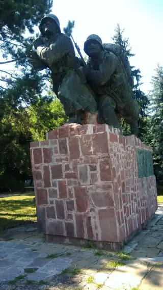 Паметник на незнайния войн - Търговище — Търговище