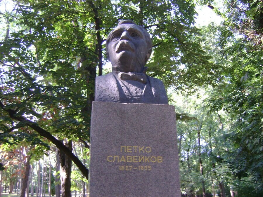 Паметник на Петко Славейков - Варна