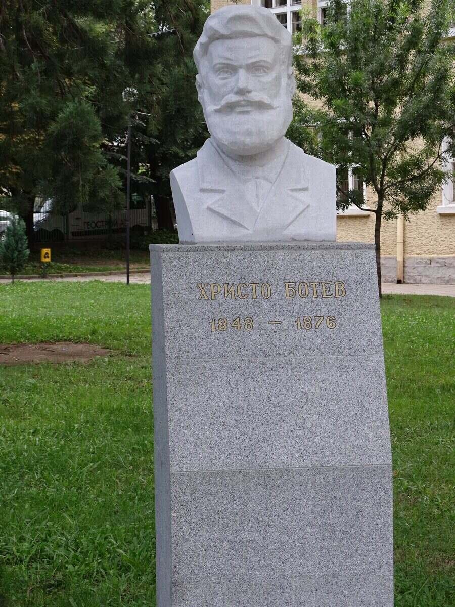 Бюст-паметник на Христо Ботев - Пирдоп