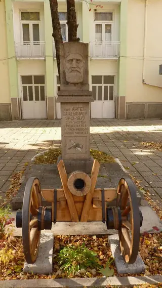 Паметник на Поп Ангел Сандъкчиев - Равногор — Равногор