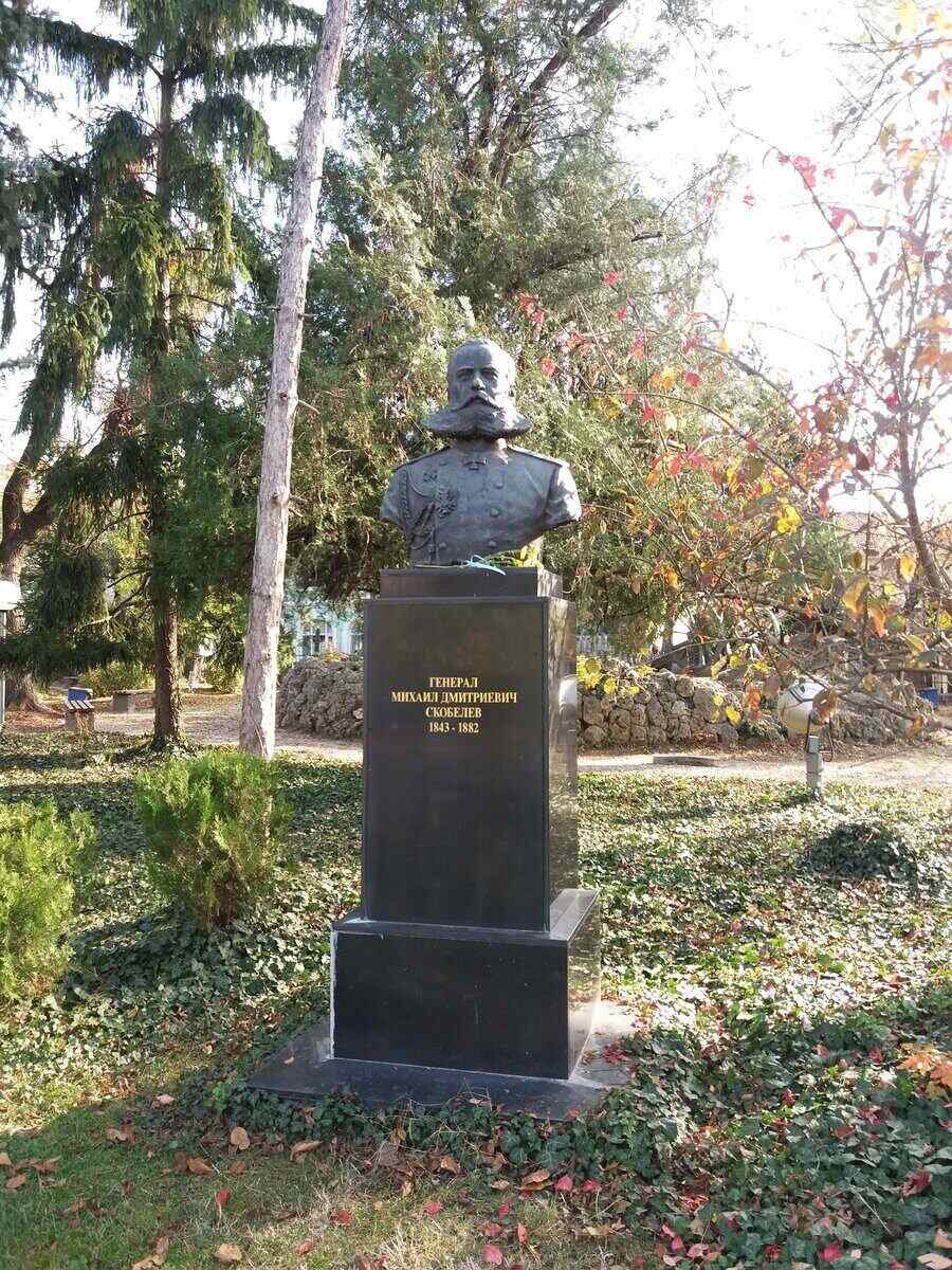 Бюст-паметник на ген. Михаил Скобелев - Плевен