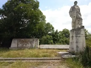 Паметник на партизаните  - Чехларе — Чехларе