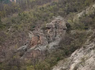 Трапецовидни скални ниши по Курт кая — Мурга