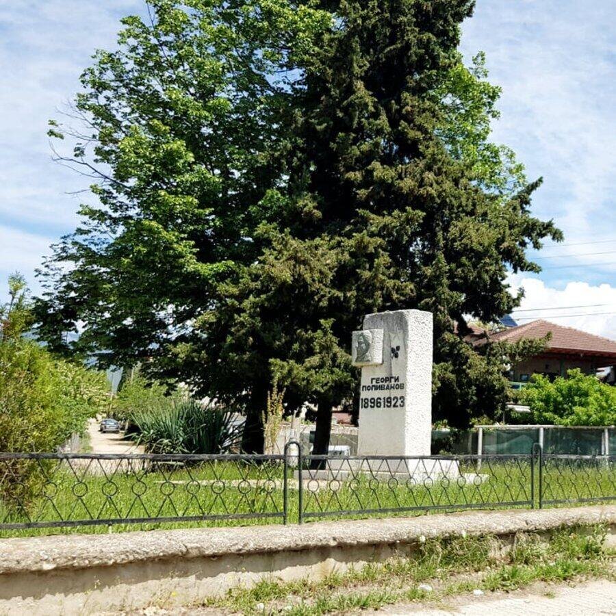 Паметник на Георги Попиванов - с. Спатово