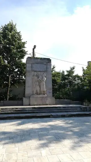 Антифашистки мемориал - Елин Пелин — Елин Пелин