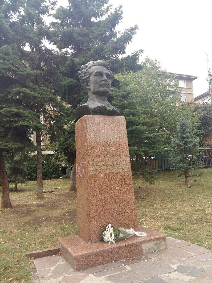 Паметник на Димитър Гичев - София