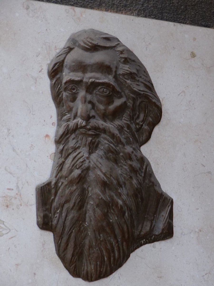 Паметна плоча с барелеф на Владимир Димитров Майстора - София